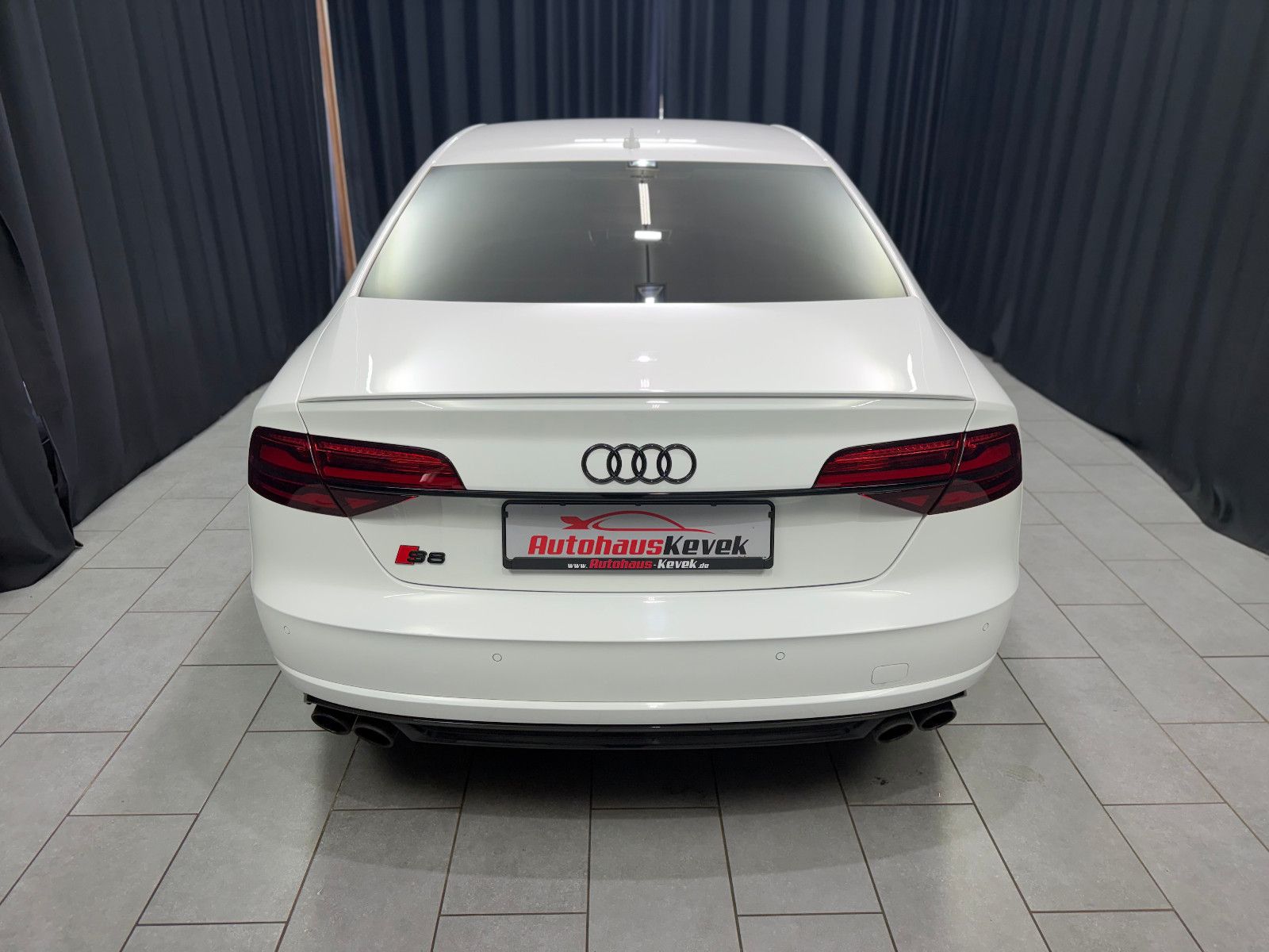 Fahrzeugabbildung Audi S8 4.0 TFSI quattro plus |KERAMIK|CARBON|MASSAGE