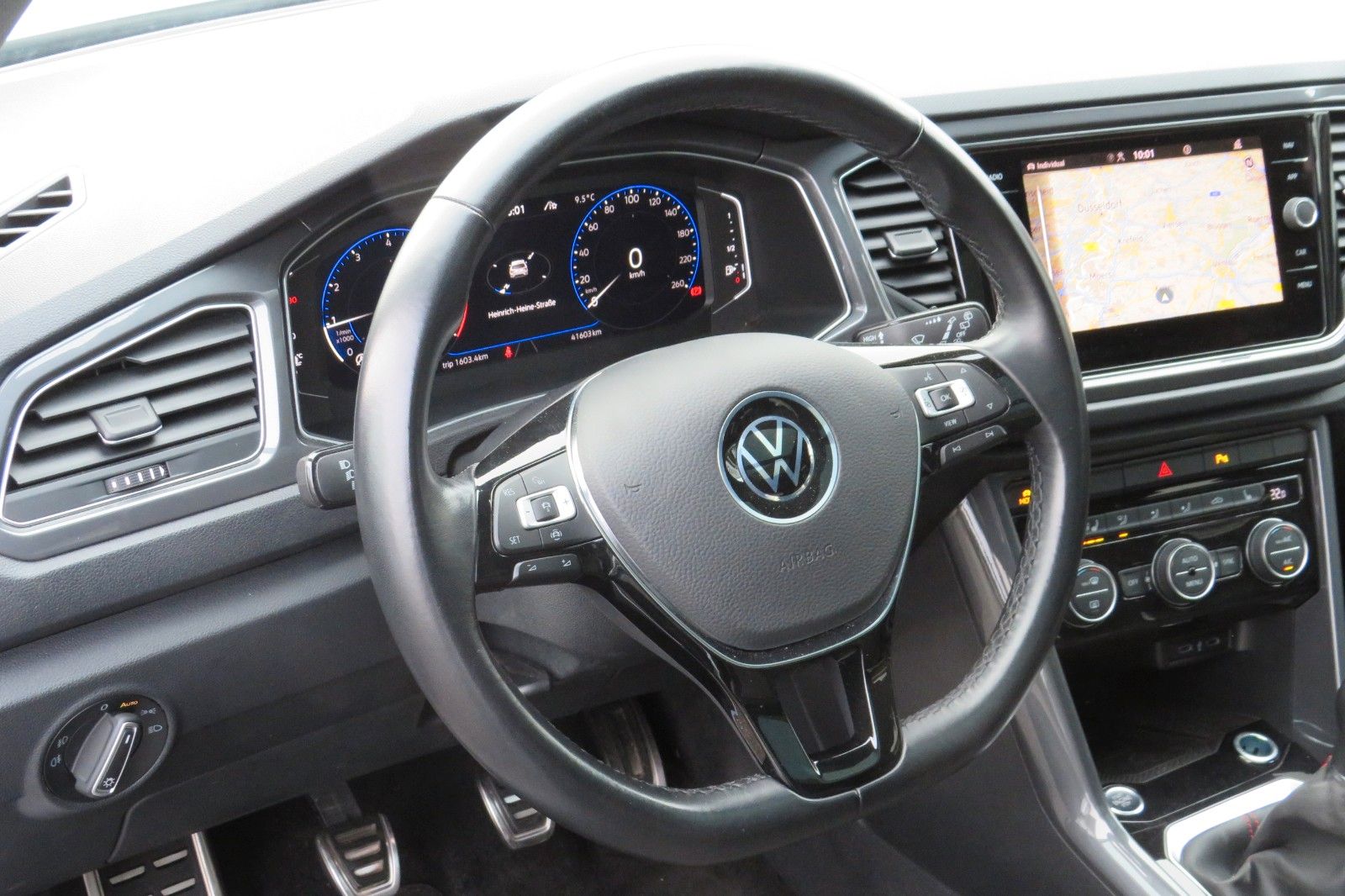 Fahrzeugabbildung Volkswagen T-Roc Sport R-LINE PANO 18`LED NAVI BEATS 1.HD