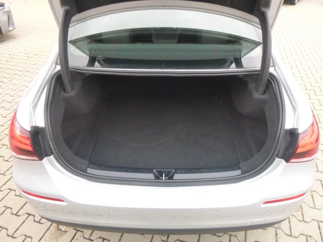 Fahrzeugabbildung Mercedes-Benz A 180 Limousine >NAV/LED/KAM/PDC/SHZ<