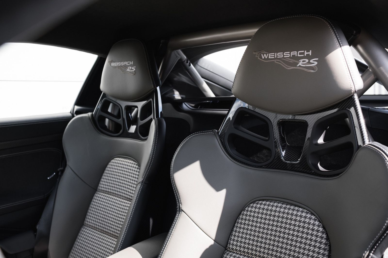 Fahrzeugabbildung Porsche 718 GT4 RS-PTS-Sonderwunsch-Weissach-Lift