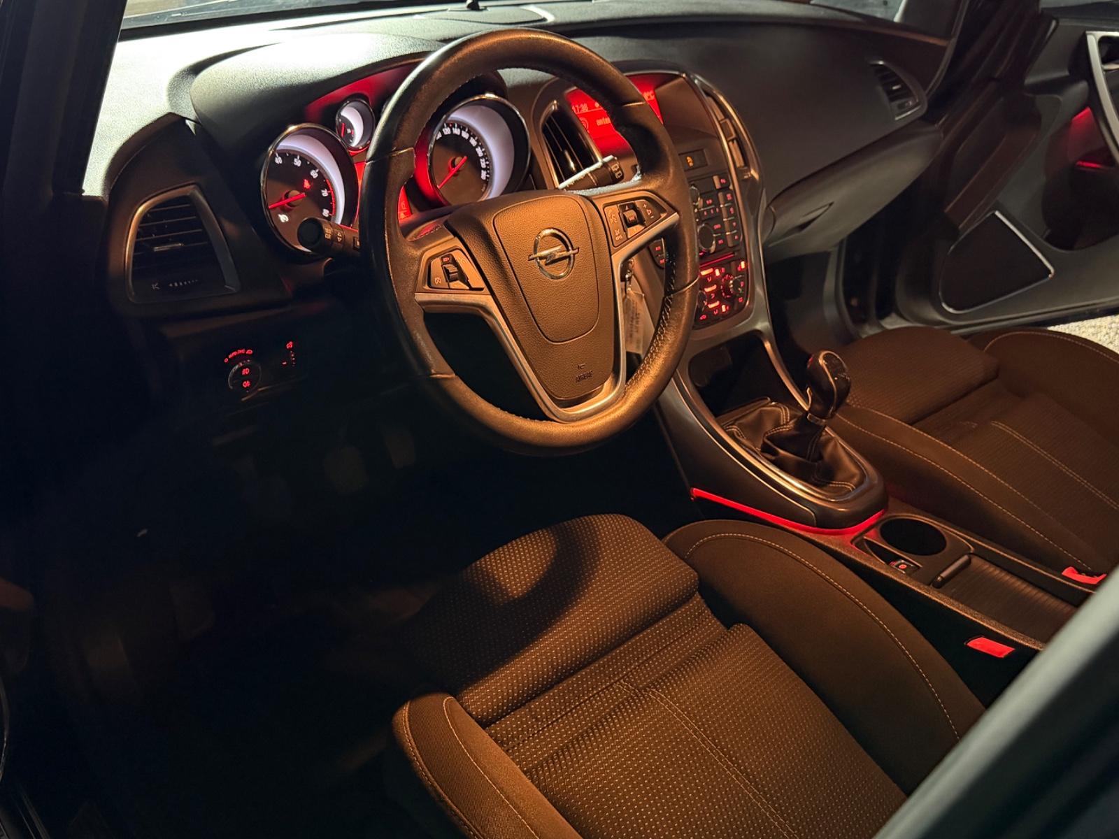 Opel Astra 2011 — photo 12