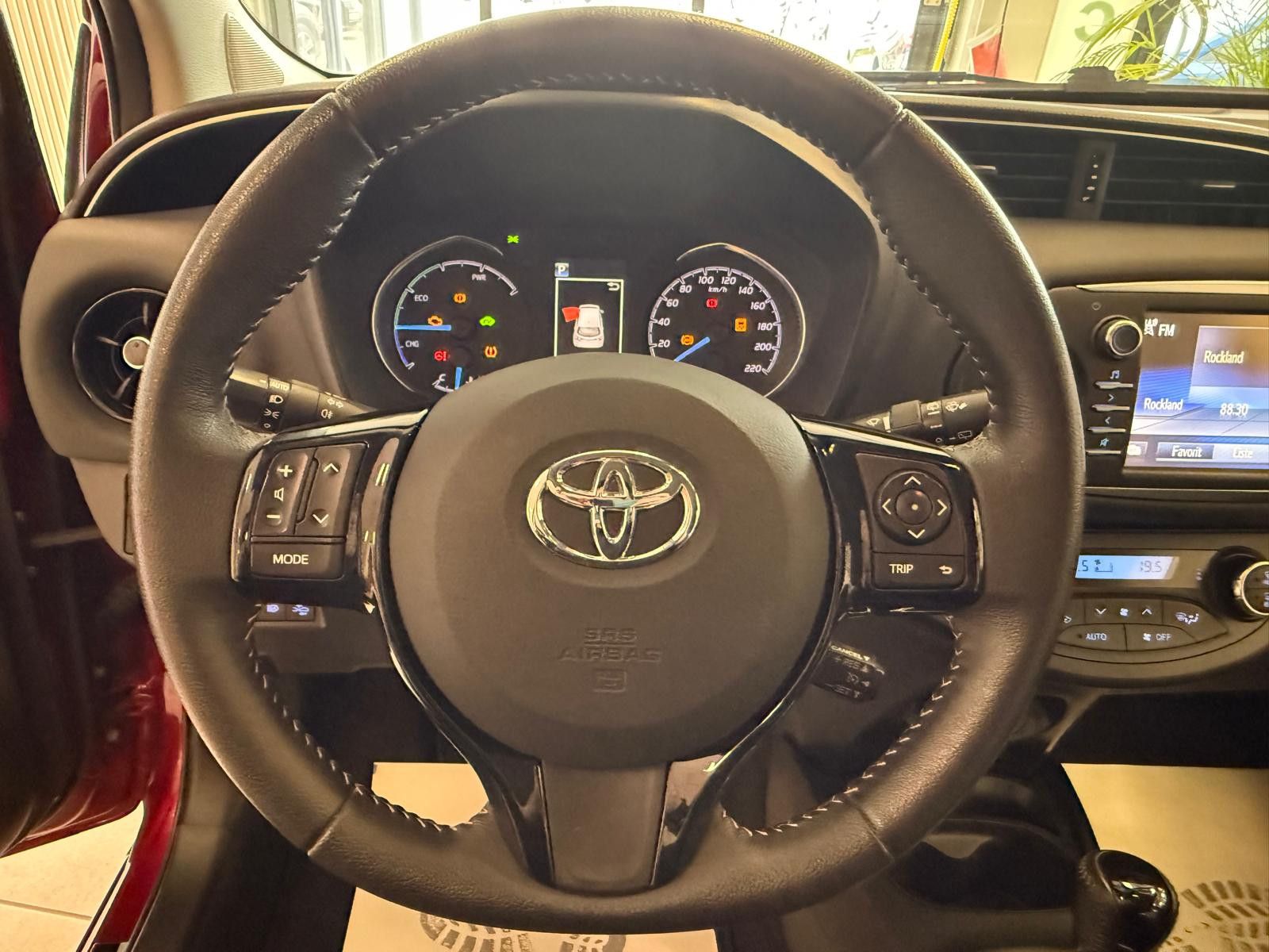 Fahrzeugabbildung Toyota Yaris Hybrid Team D /WENIG KM/SCHECKHEFT/KAMERA
