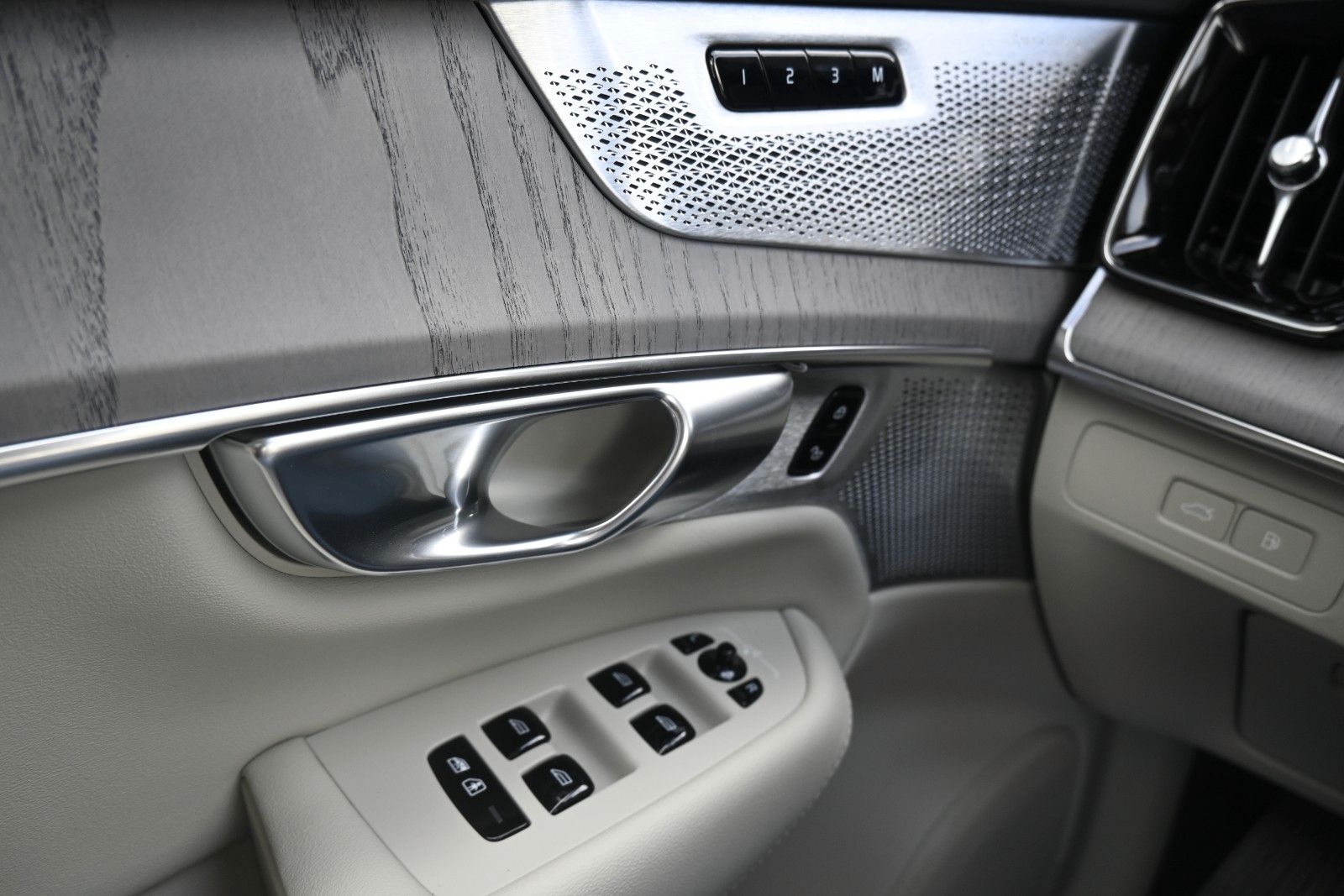 Fahrzeugabbildung Volvo XC90 T8 Ultra Dark *B&W*MASSAGE*LUFT*PANO*360°
