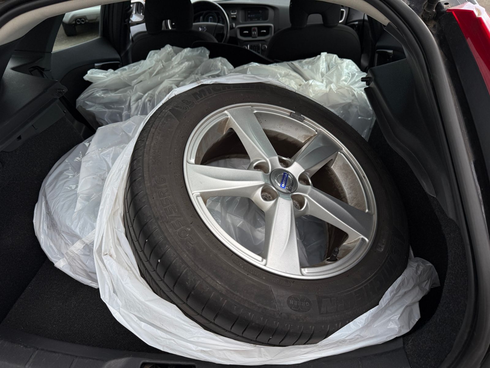 Fahrzeugabbildung Volvo V40 Kinetic RFK KLIMA ALU 8-Fach bereift