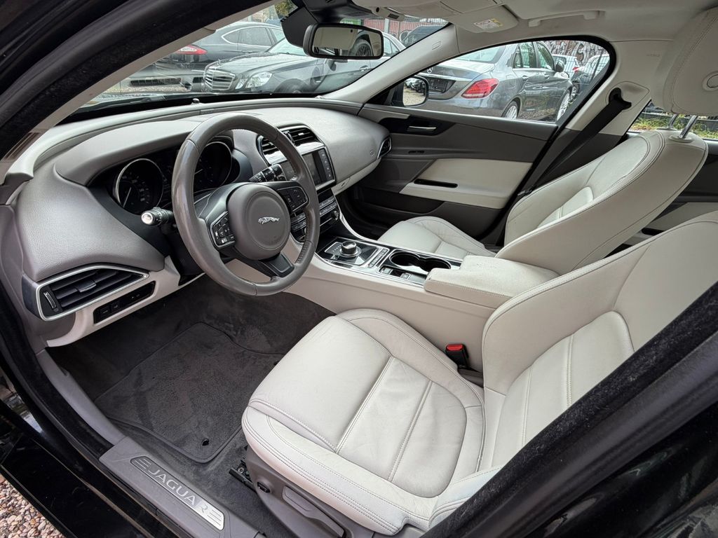 Jaguar XE 20d 180PS Automatik*Leder*Navi*Xenon