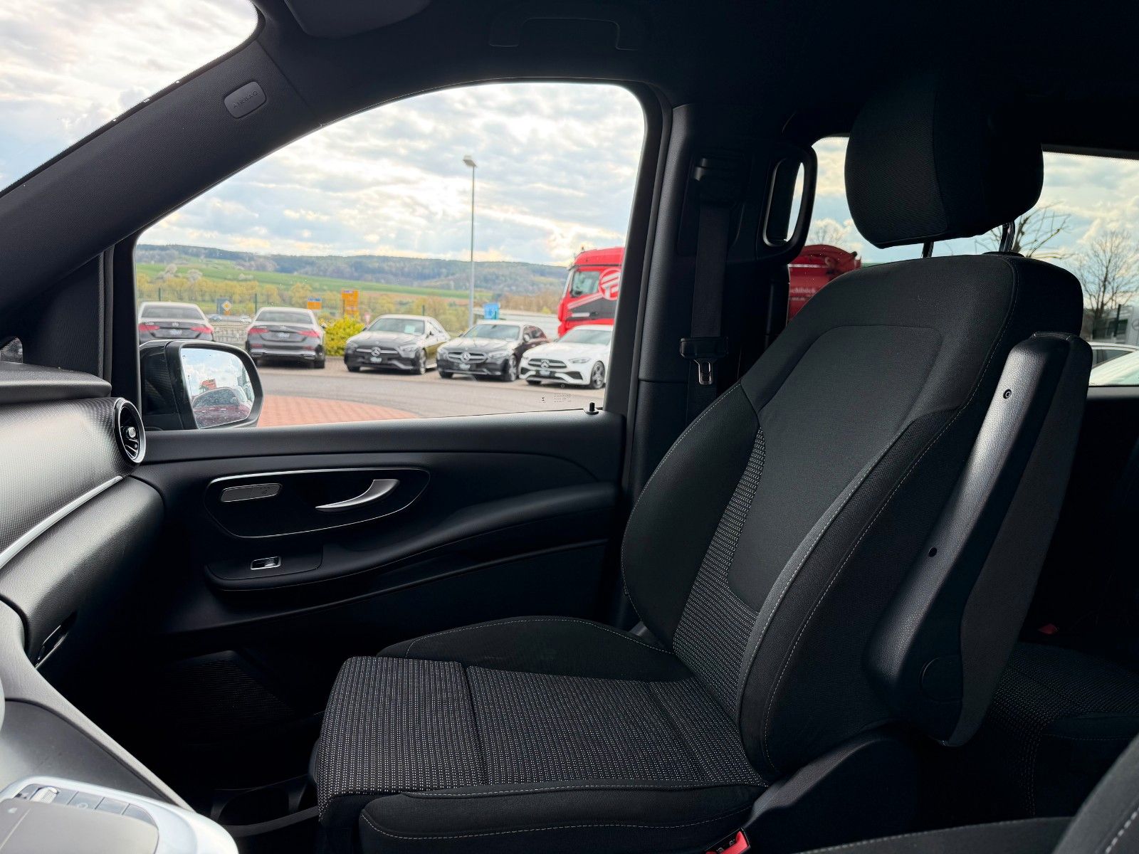 Fahrzeugabbildung Mercedes-Benz V 250 d EDITION AMG Kompakt AHK2,5 DISTRONIC