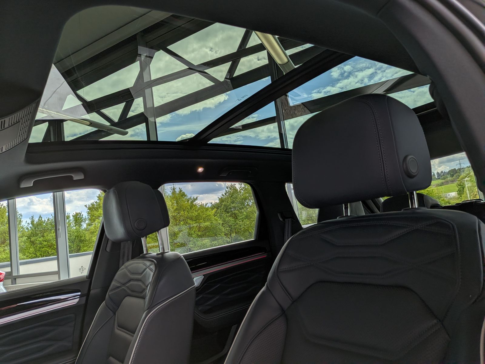 Fahrzeugabbildung Volkswagen Touareg 3.0TDI 4M R-Line VOLL Black 22" UPE 114T