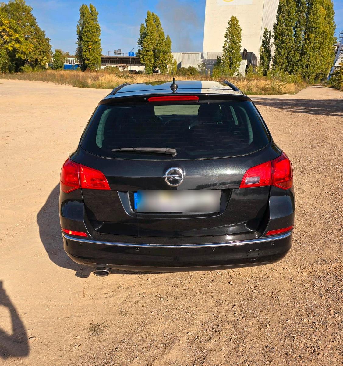 Opel Astra 2013 — interior