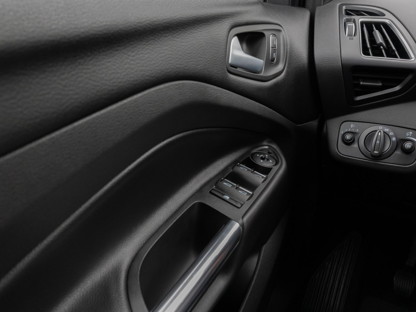 Fahrzeugabbildung Ford Kuga Titanium Navigation Kamera Sitzhzg Tempomat