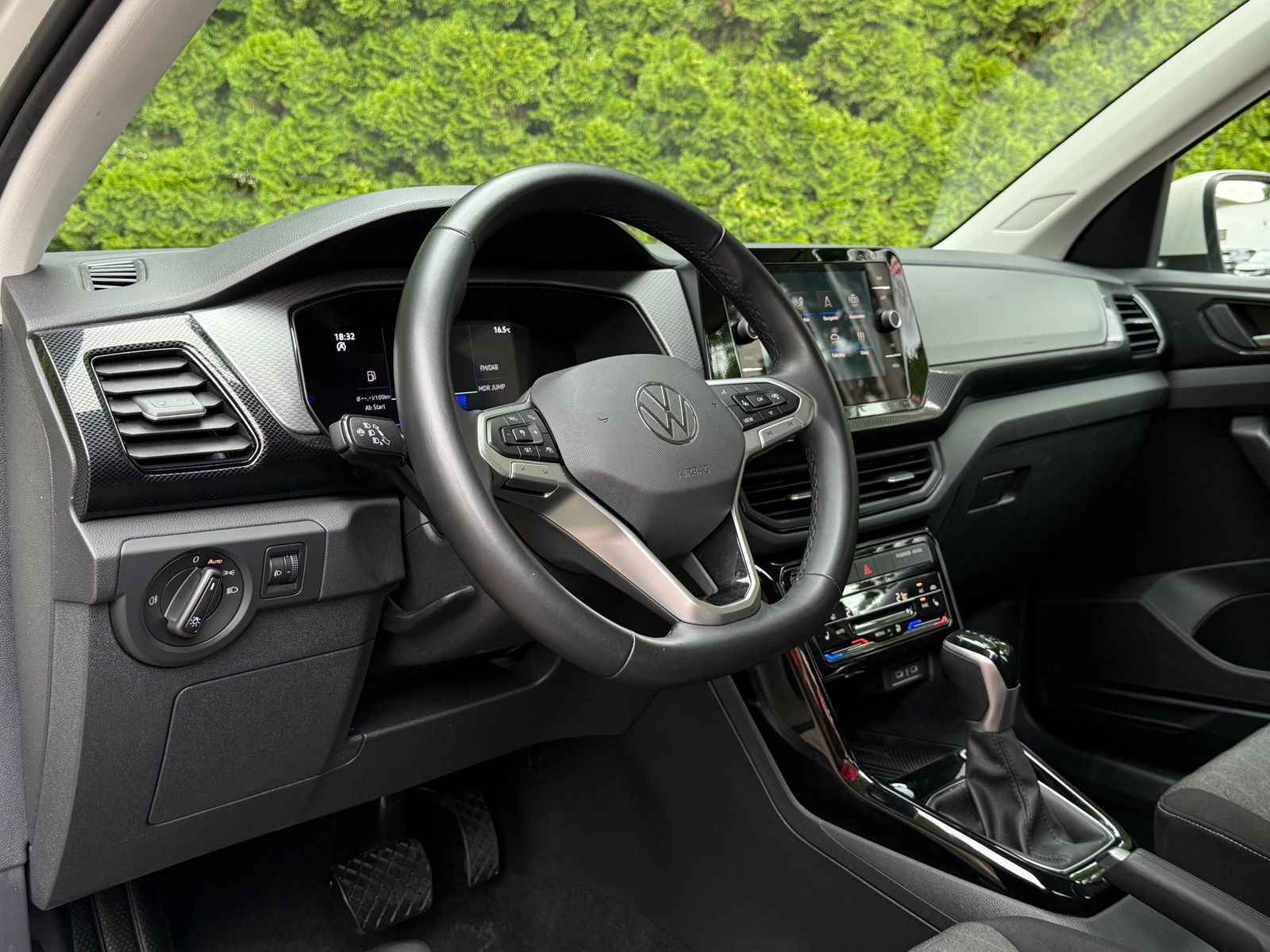 Fahrzeugabbildung Volkswagen T-Cross 1.0 TSI DSG Life LED+KAM+ACC+CARPL+SHZ+