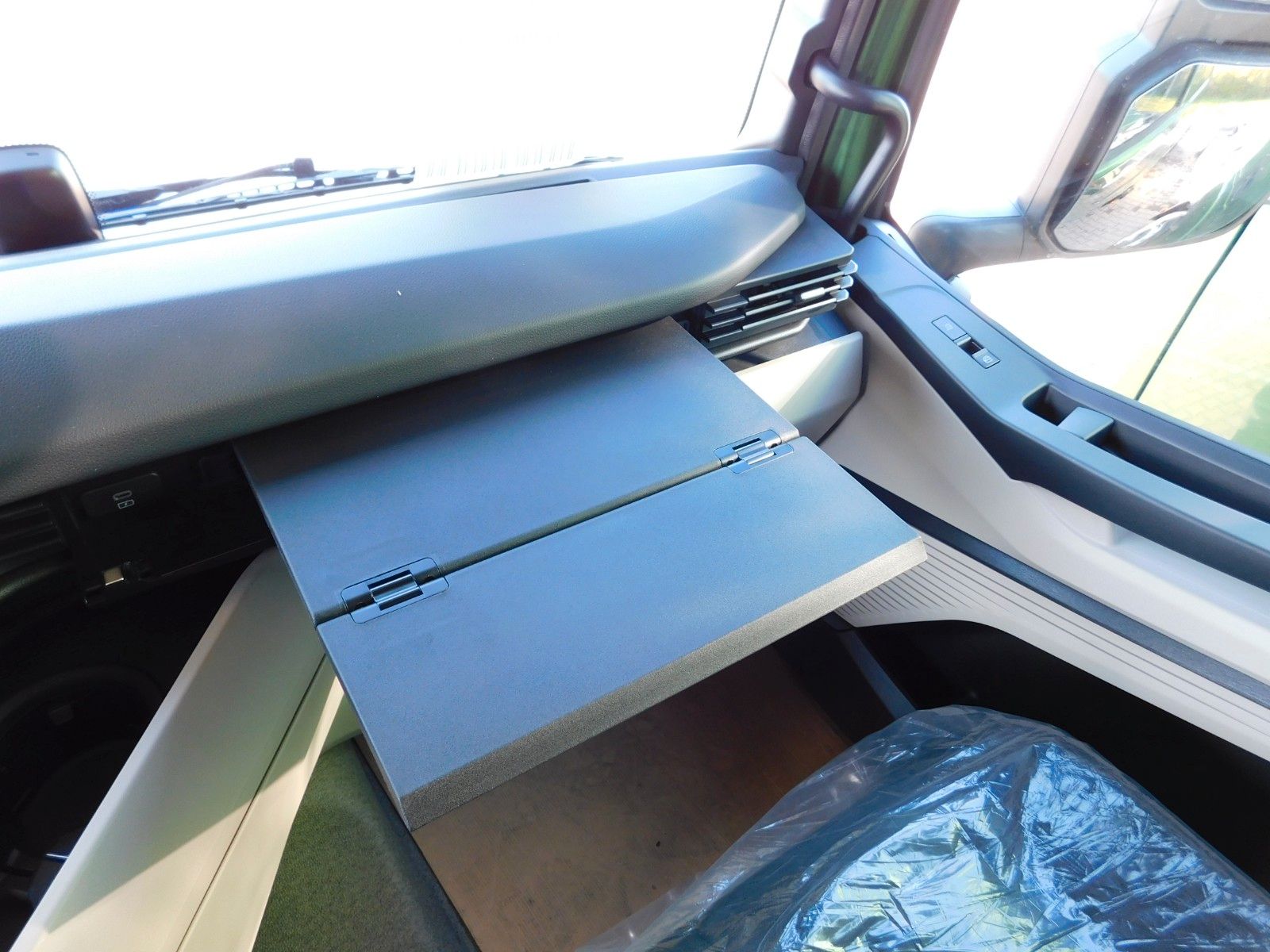 Fahrzeugabbildung Iveco S-Way AS440S50T/P mit ADR Ausstattung Klasse AT