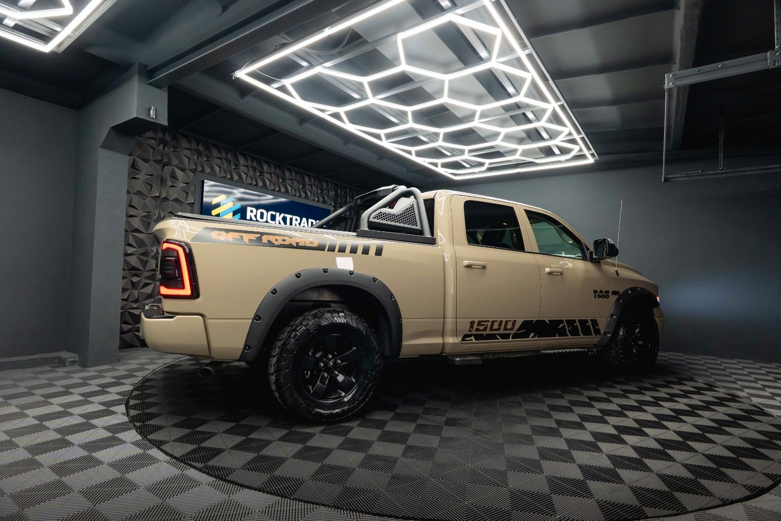 Fahrzeugabbildung Dodge RAM 5.7 V8 HEMI 4x4 Offroad Night LONGBED *LPG*