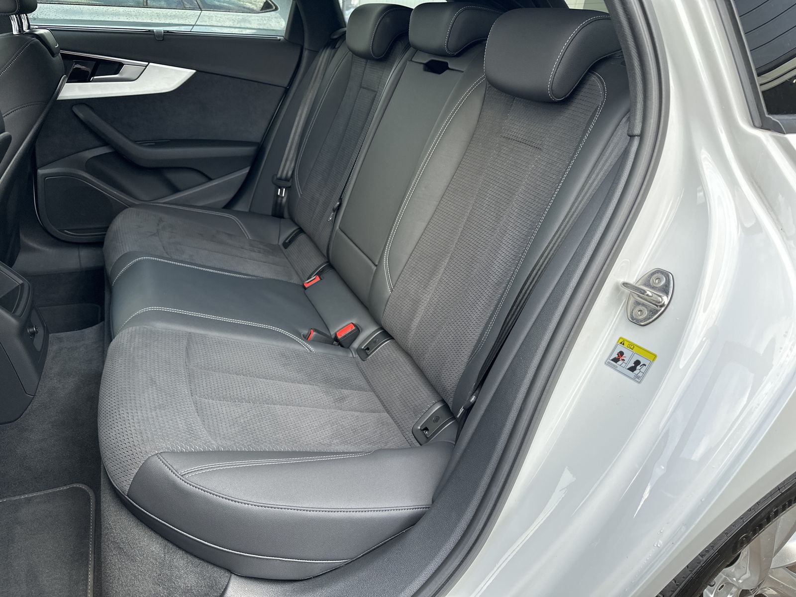 Fahrzeugabbildung Audi A4 Avant 35 TDI S-Line NAV+LED+KAMERA+1HD+18ZOLL