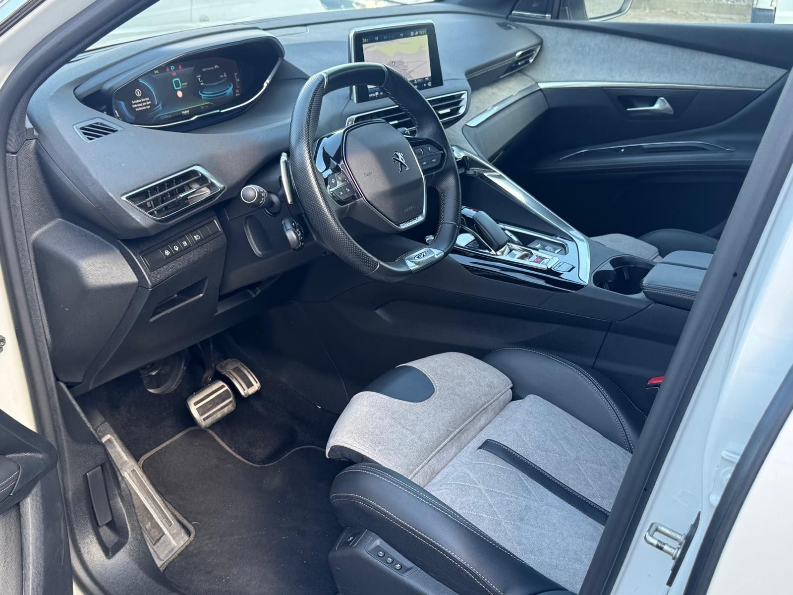 Fahrzeugabbildung Peugeot 3008 Hybrid4 300 GT LED+NAVI+KAM+SHZ+ACC+