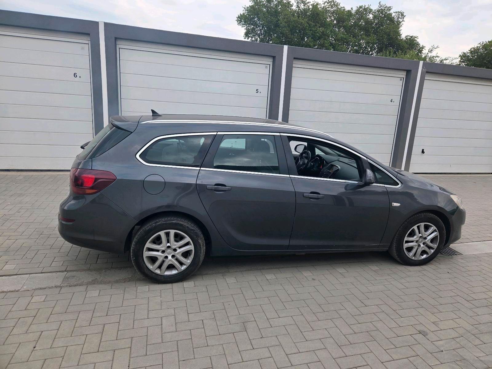 Opel Astra 2011 — rear view