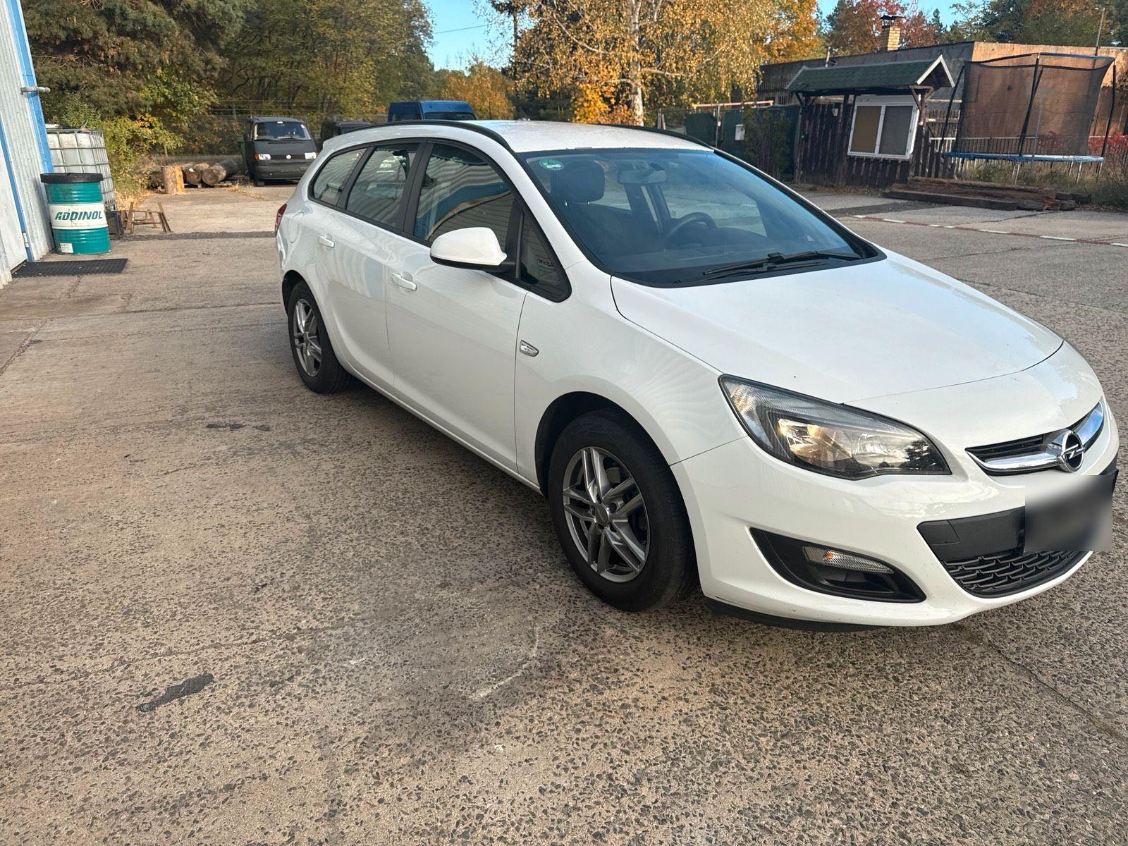 Opel Astra 2014 — rear view