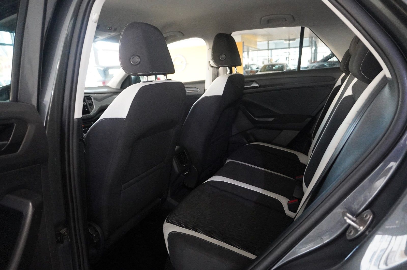 Fahrzeugabbildung Volkswagen T-Roc 1.5 TSI R-LINE SPORT NAVI/LED/KAMERA/VIRT.