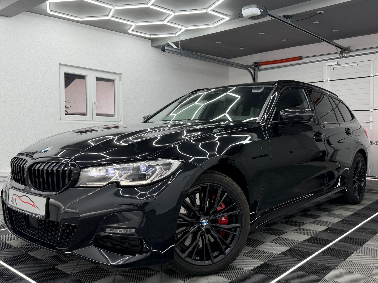 Fahrzeugabbildung BMW 320 d xDrive M-SPORT/LASER/DRIVING ASS+/PANO/HUD