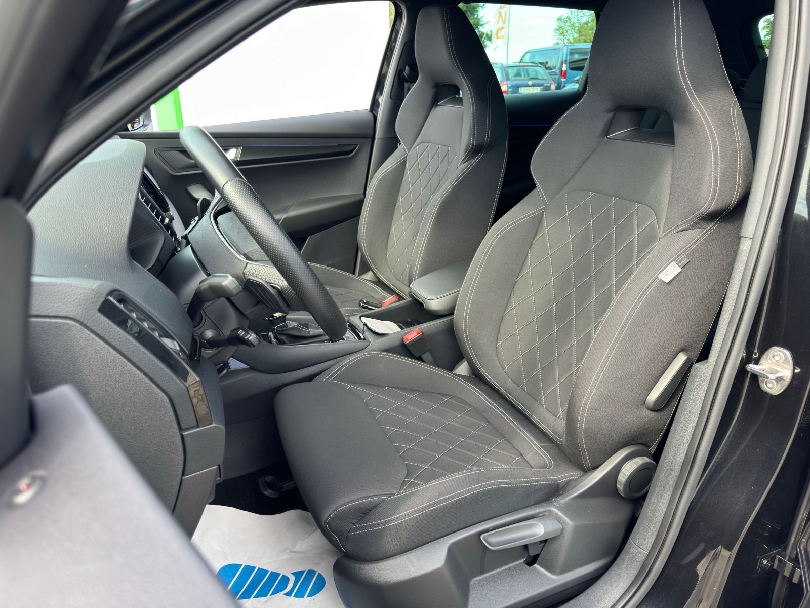 Fahrzeugabbildung SKODA Karoq Sportline 1.5TSI DSG*RFK*SideAss*AHK*eHeck