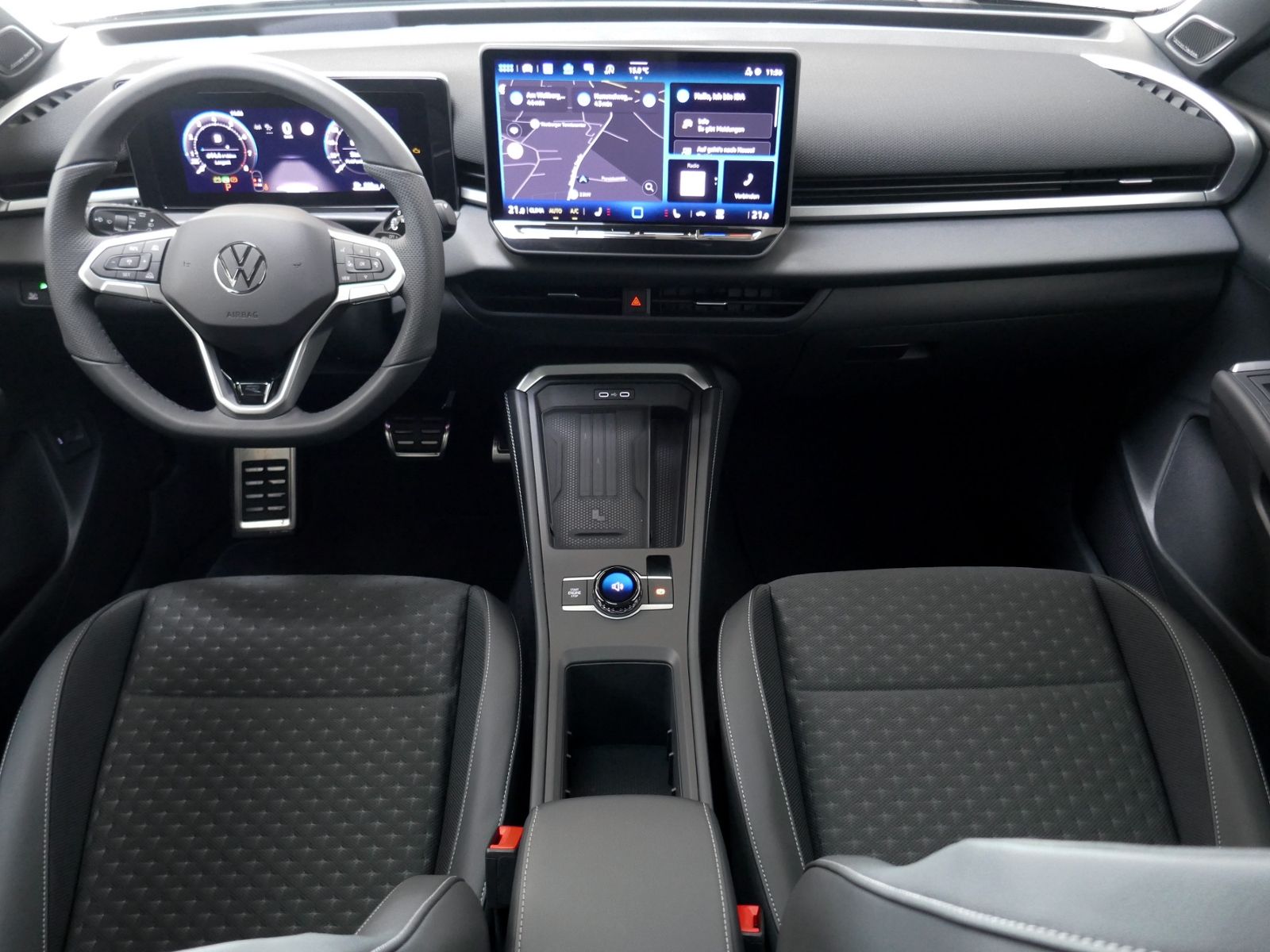 Fahrzeugabbildung Volkswagen T-Roc R-Line 1.5 eTSI DSG | LED AHK RFK ACC Navi