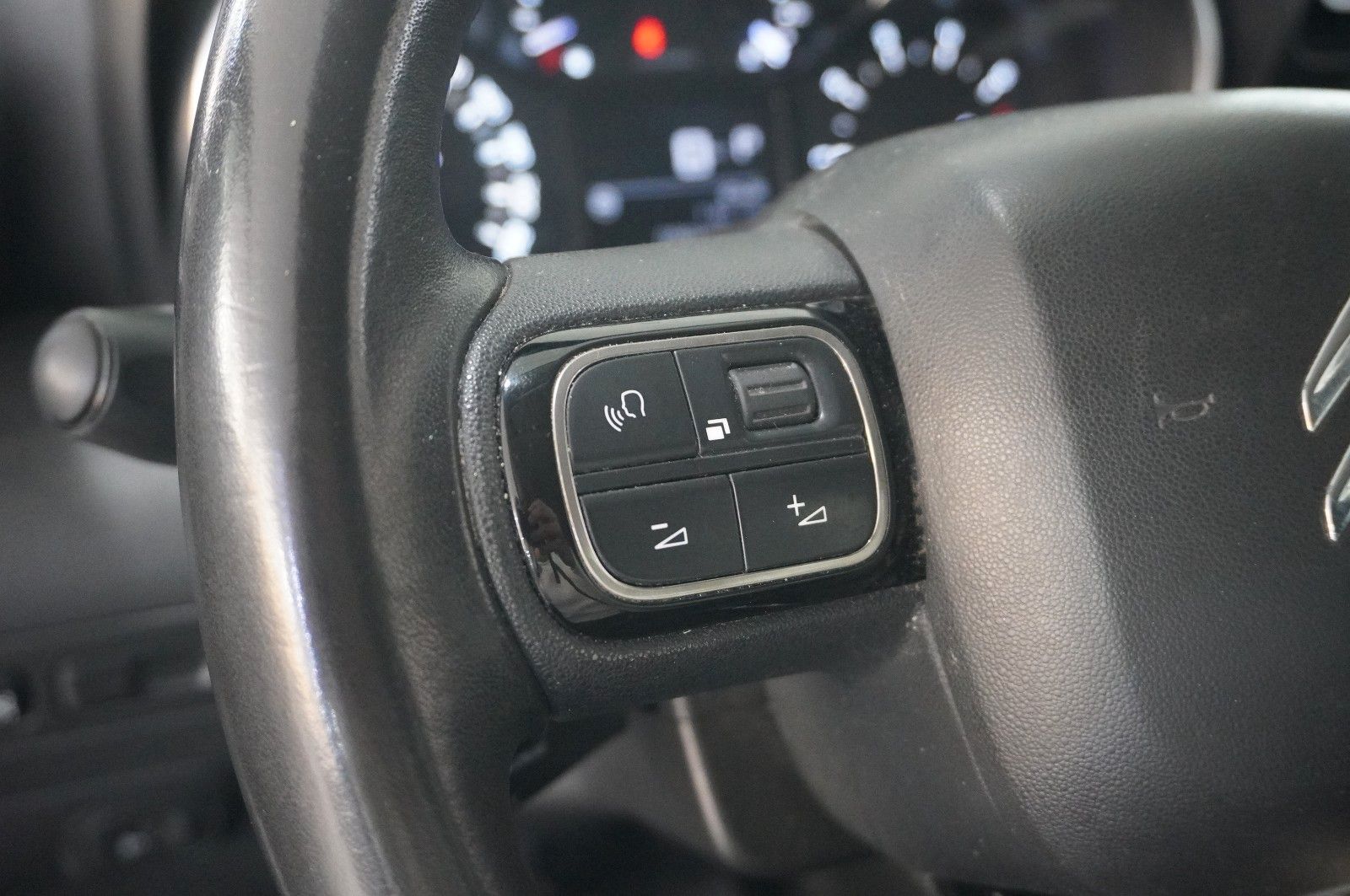 Fahrzeugabbildung Citroën C3 Aircross 1.2 FEEL NAVI/LED/SHZ/PDC/TEMP./AHK