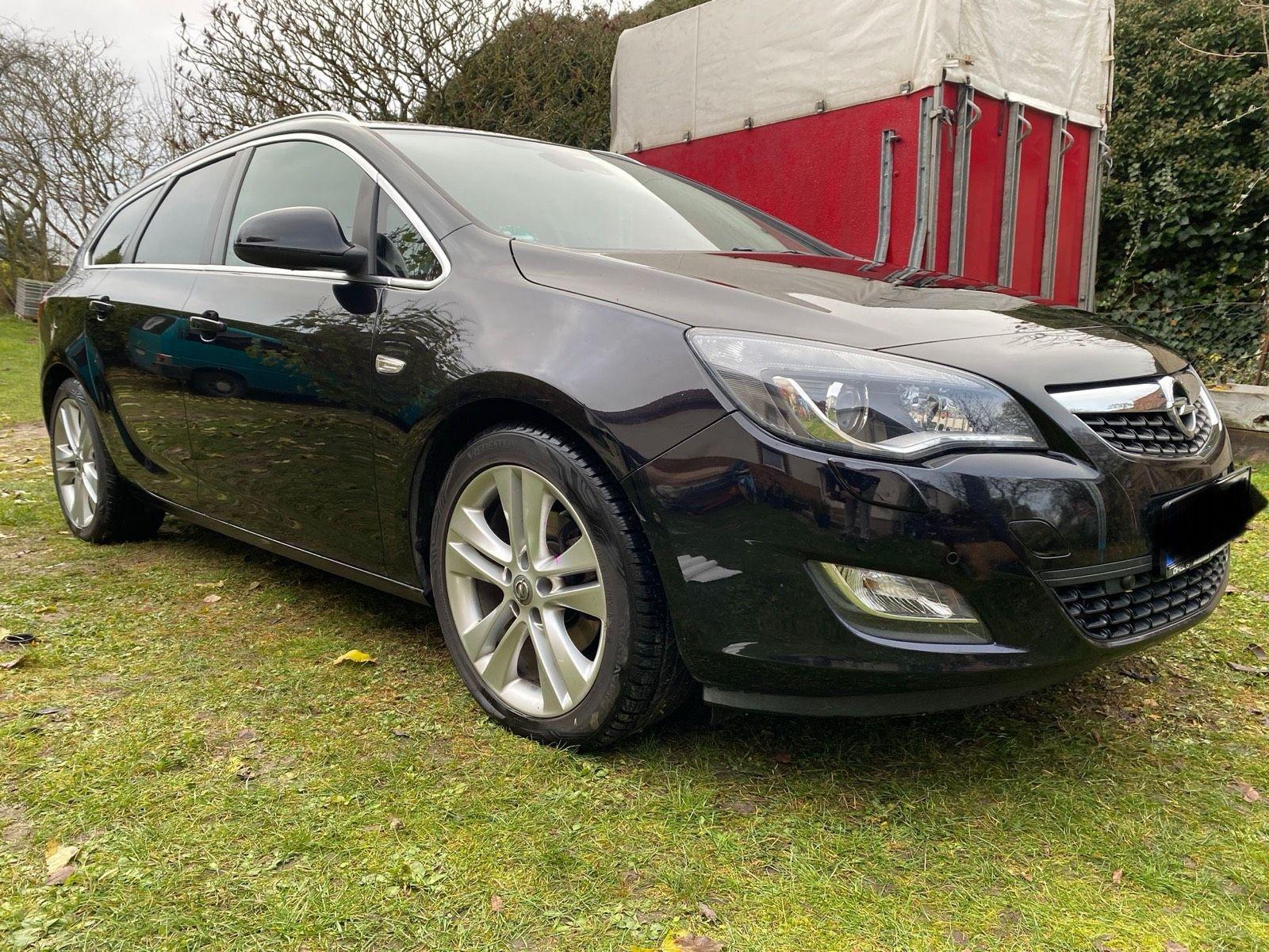 Opel Astra 2011 — rear view