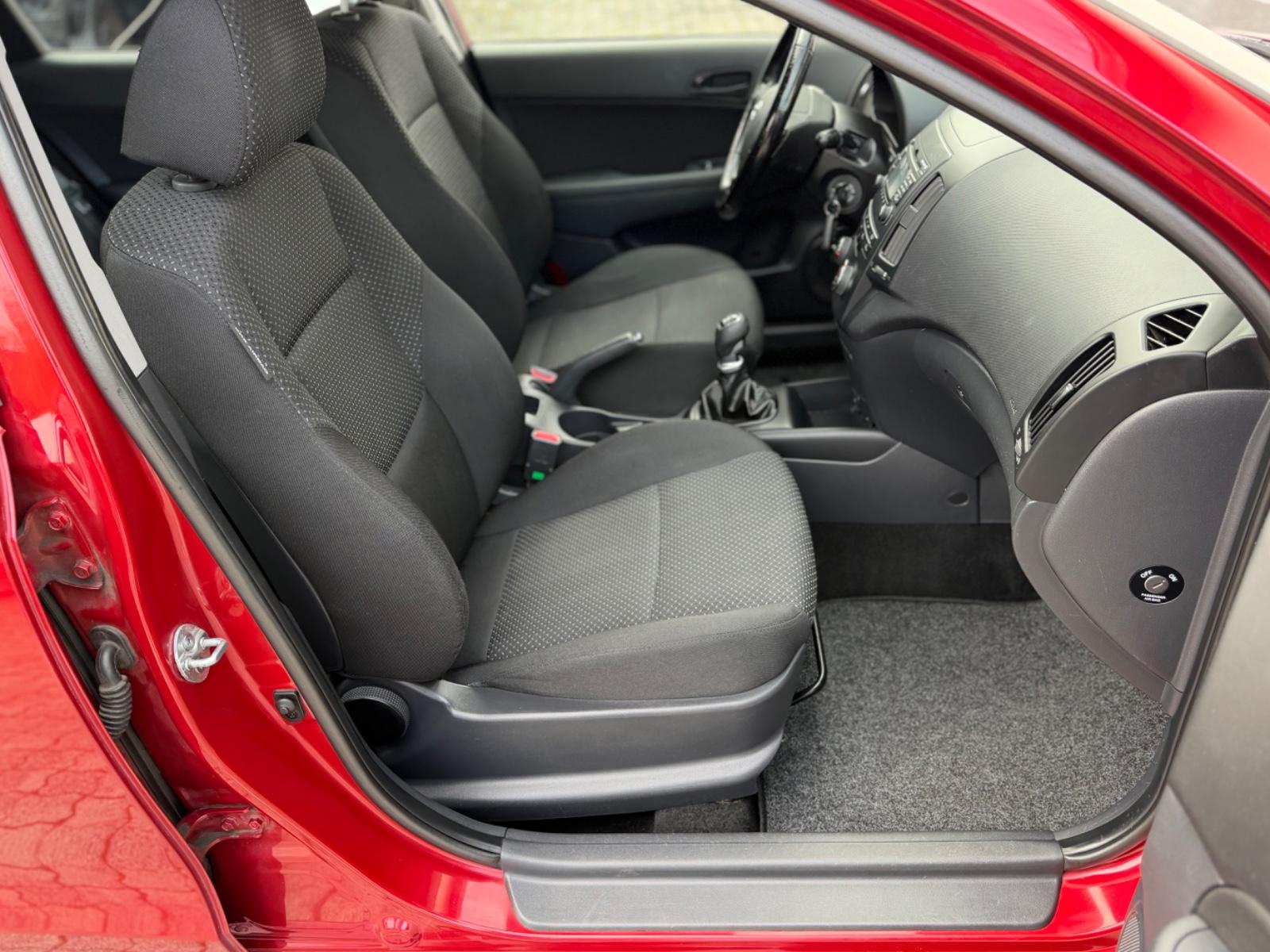 Hyundai i30 2011 — photo 18