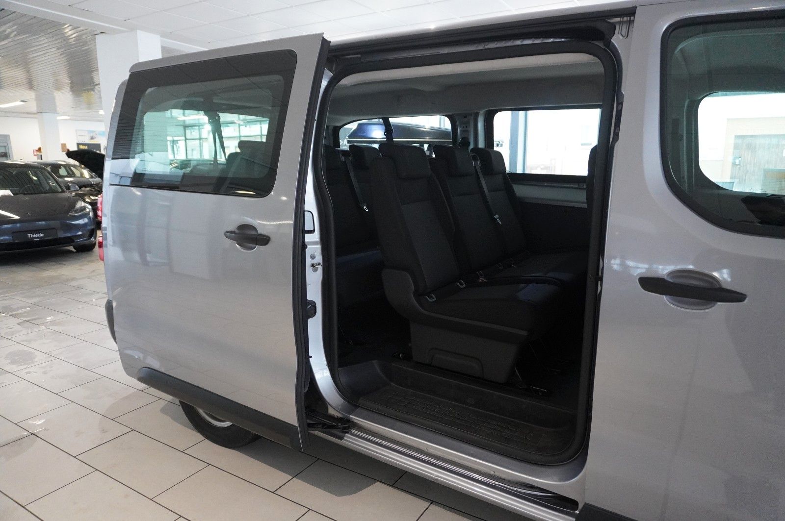 Fahrzeugabbildung Opel Vivaro C Kombi 2.0D "L" 9-SITZER NAVI/TEMP./DAB+