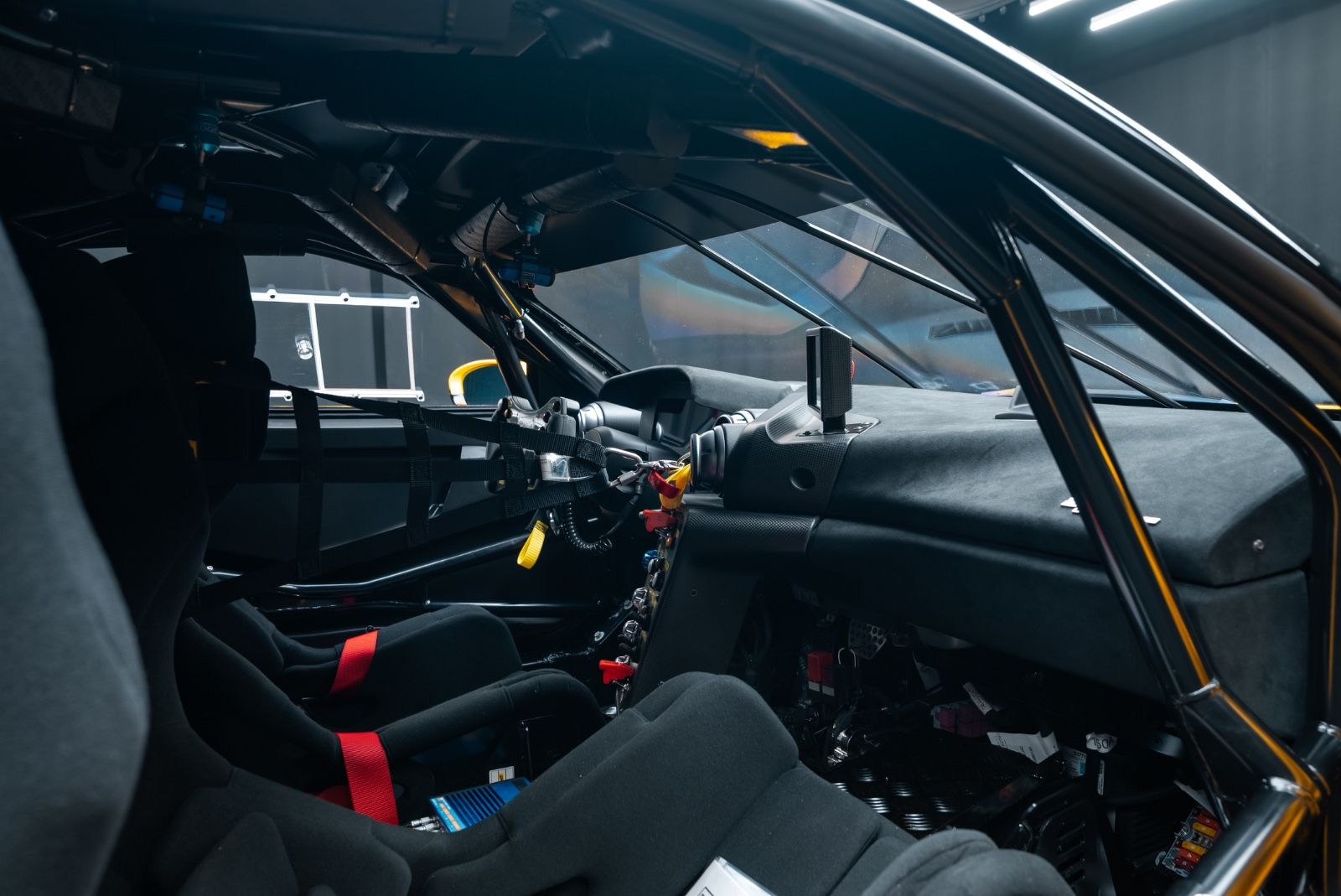 Fahrzeugabbildung Ferrari 296 Challenge TOP/PASSENGER SEAT/SILENCERS