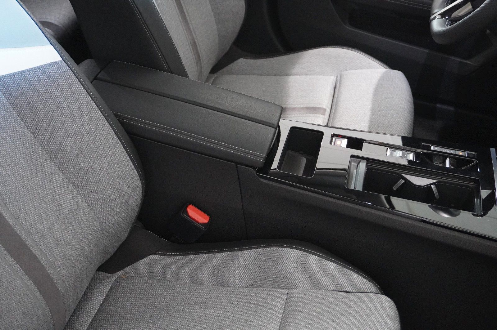 Fahrzeugabbildung Opel Astra L Lim. 1.6 HYBRID ELEGANCE NAVI/LED/SH/AHK