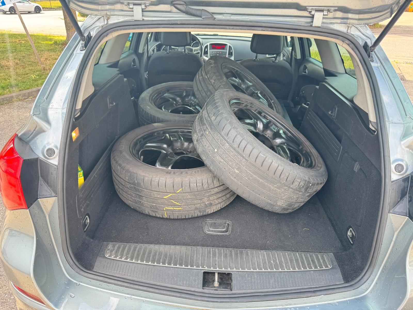 Opel Astra 2011 — photo 20
