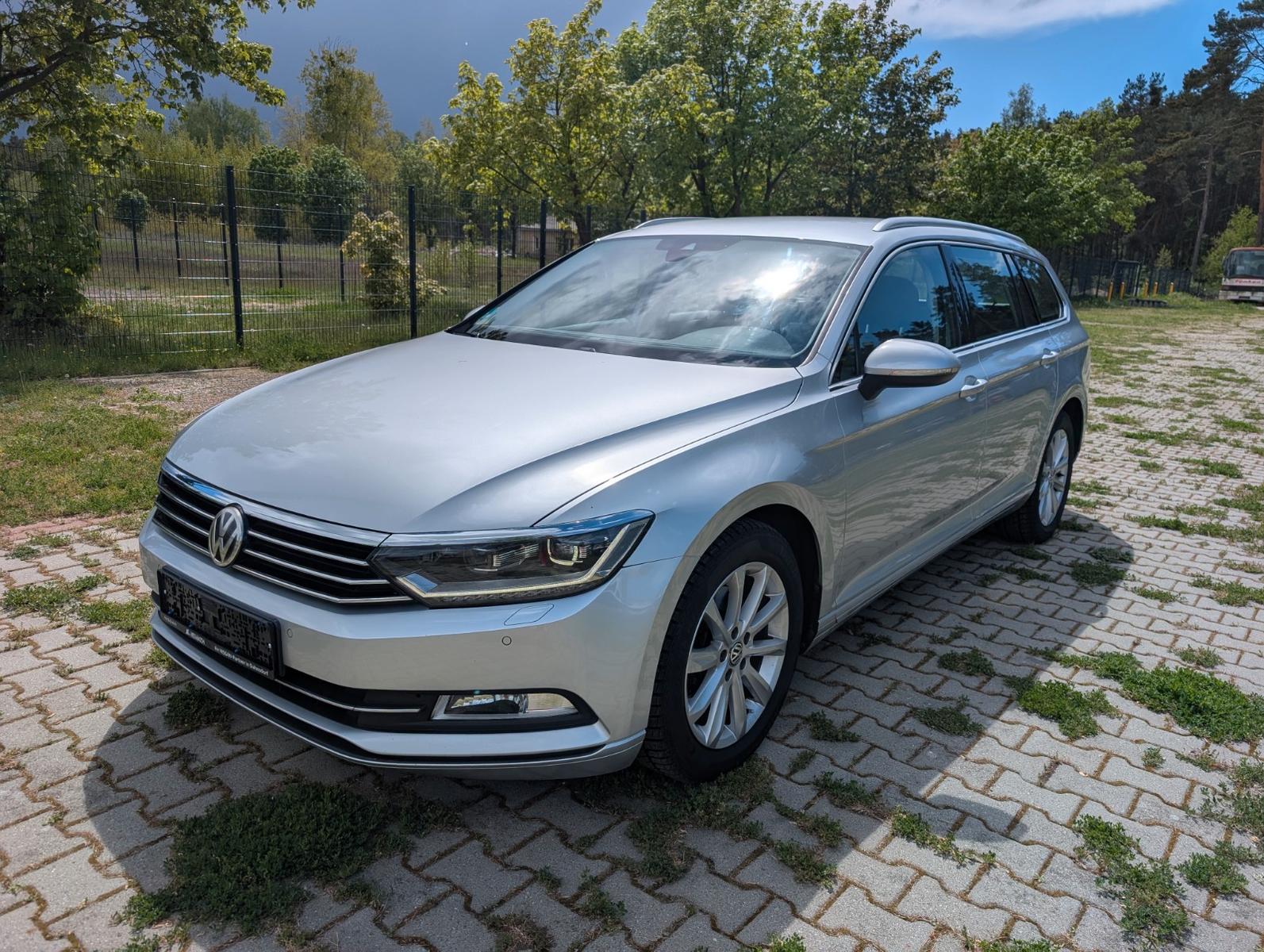 Volkswagen Passat B8 HighLine, LED, AHK, Leder, Navi