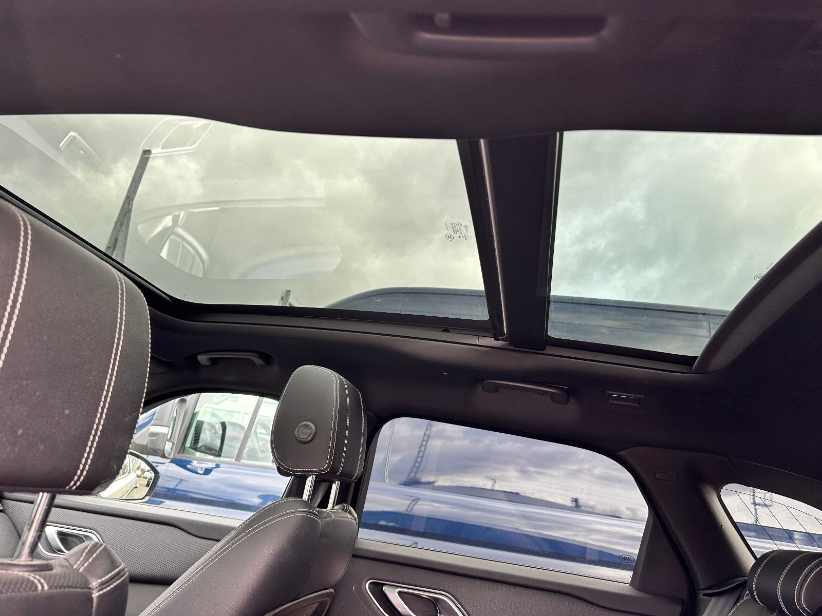 Fahrzeugabbildung Land Rover RANGE ROVER VELAR SE*MOD.2021+AHK+PANO+U.V.M*