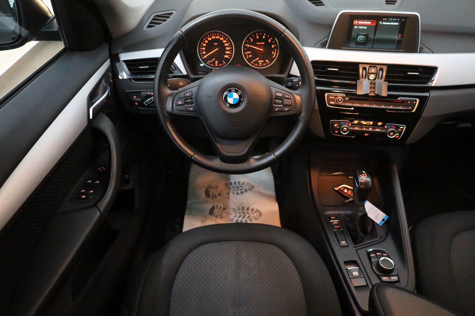 Fahrzeugabbildung BMW X1 xDrive 20i Advantage,PDC,Automatik,Scheckheft