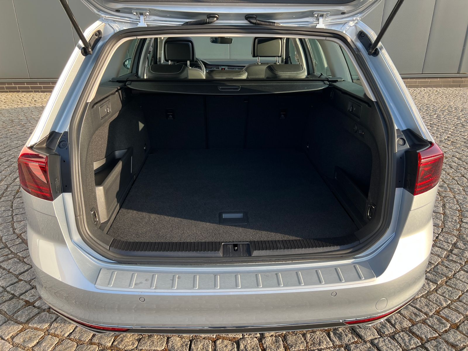 Fahrzeugabbildung Volkswagen Passat Variant Elegance 2.0 TDI DSG *AHK, IQ.Lig