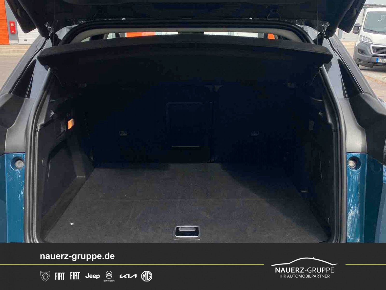 Fahrzeugabbildung Peugeot 3008 Hybrid 225 Roadtrip e-EAT8