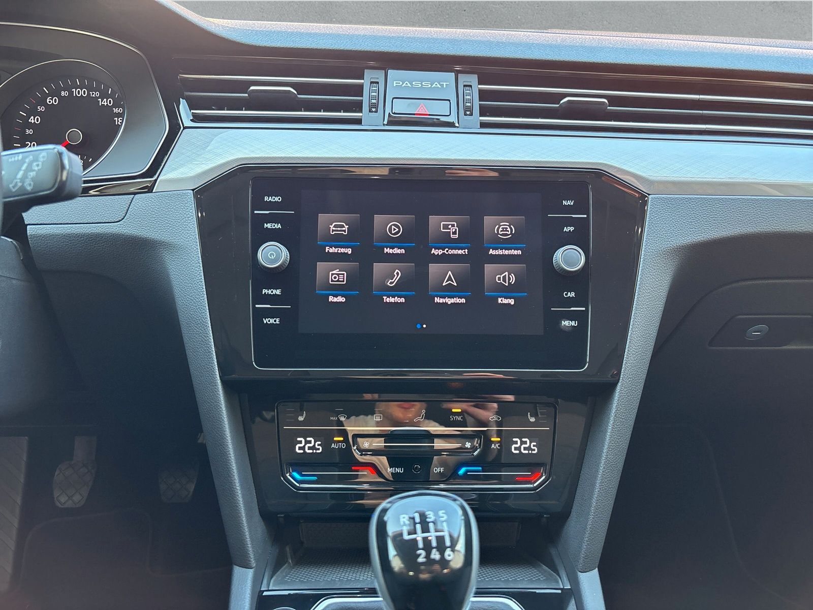 Fahrzeugabbildung Volkswagen Passat Variant 2.0 TDI HuD AHK Keyless Kamera