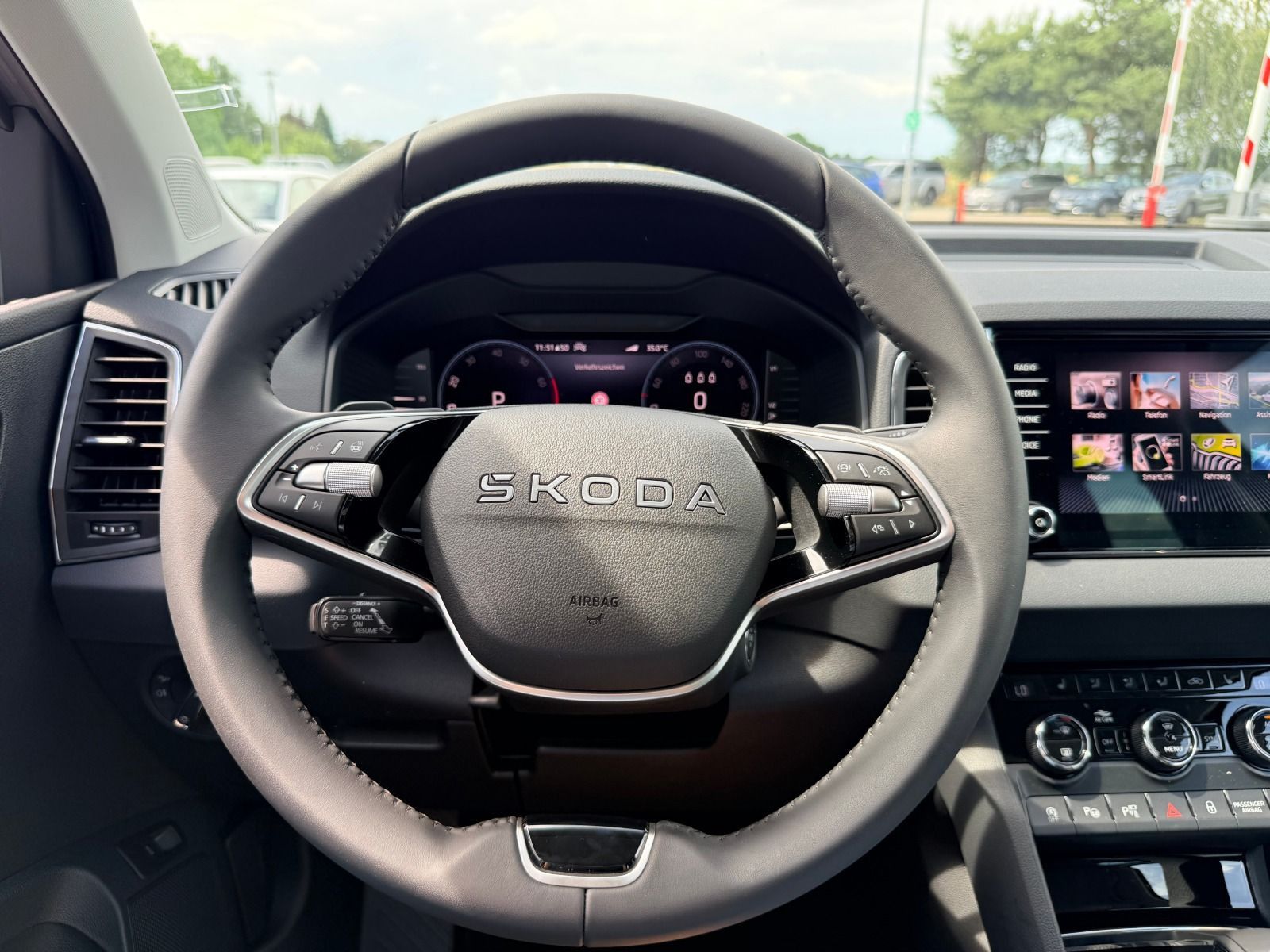 Fahrzeugabbildung SKODA Karoq Tour 1.5 TSI DSG*AHK*360°Cam*behFro*eHeck