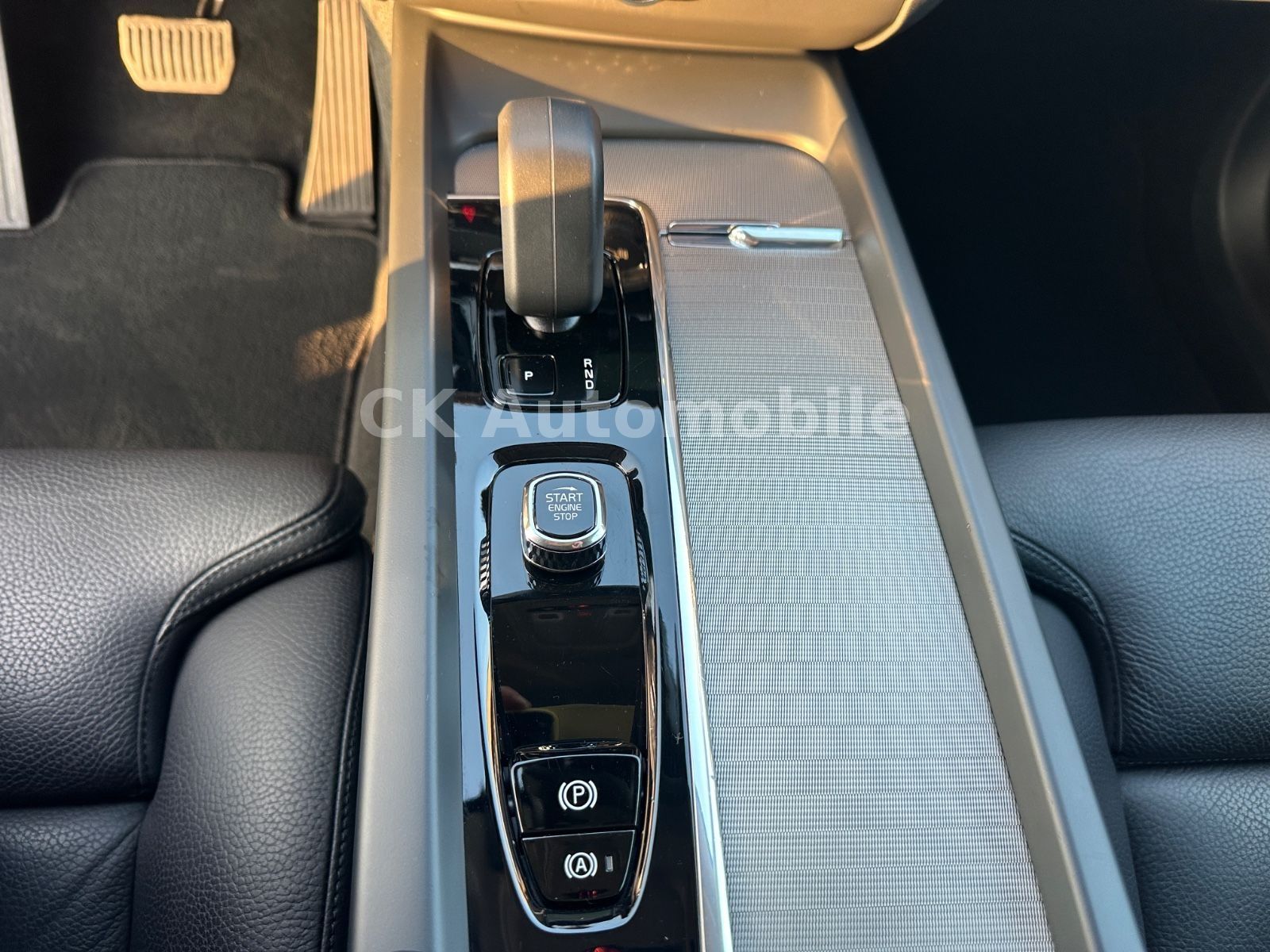 Fahrzeugabbildung Volvo XC60 B4 Plus Dark AWD/BLIS/Navi/LED/Kamera/AHK