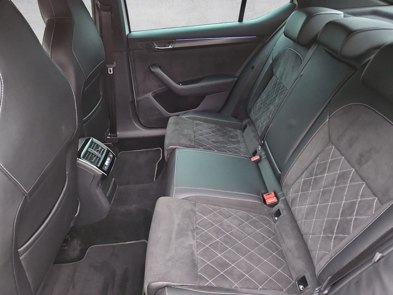 Fahrzeugabbildung SKODA Superb Sportline iV AHK NAVI Standheizung