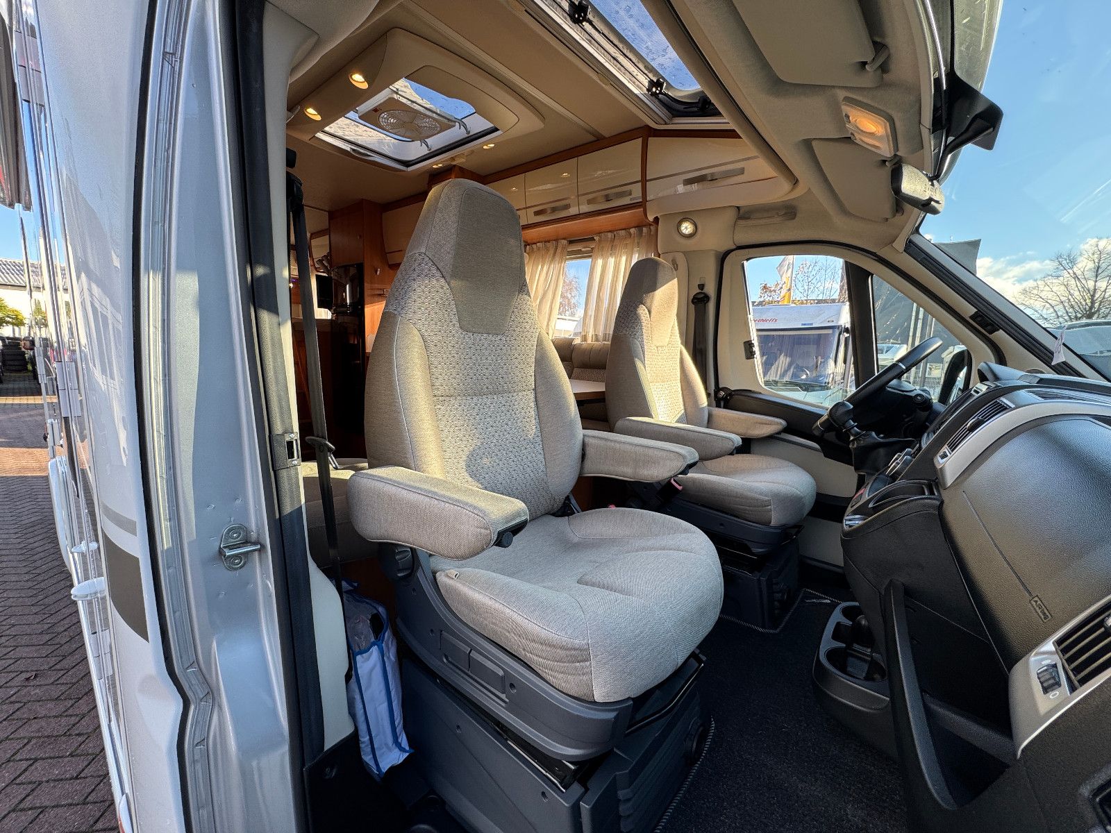 Fahrzeugabbildung HYMER / ERIBA / HYMERCAR EXSIS T 688 FIAT ALKO 2X TV SAT SOLAR AHK PANO