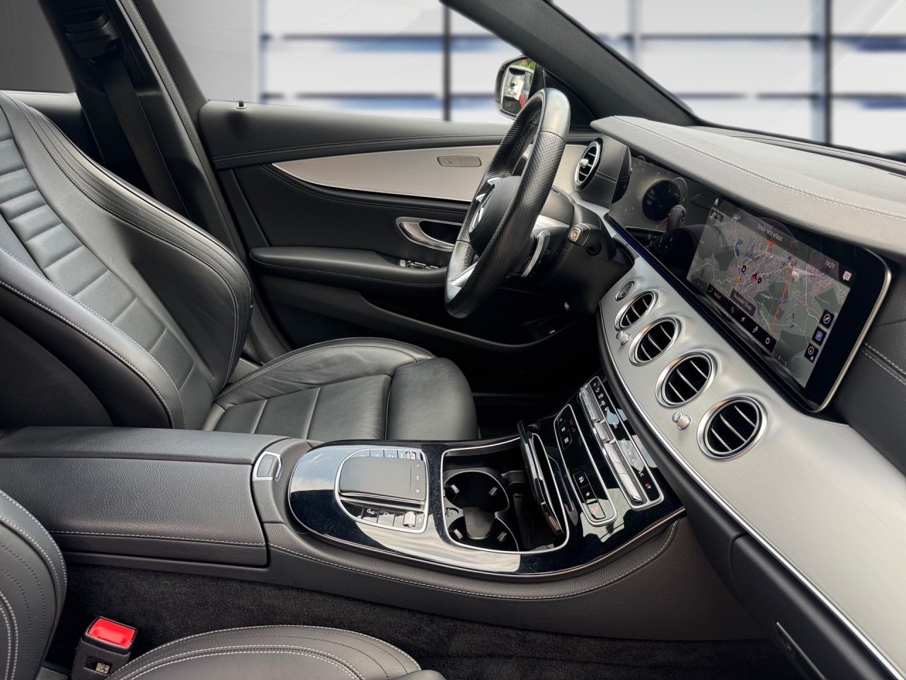 Fahrzeugabbildung Mercedes-Benz E 200 d T AMG+NIGHT+AMBIENTE+CARPLAY+EL.HECKKL++