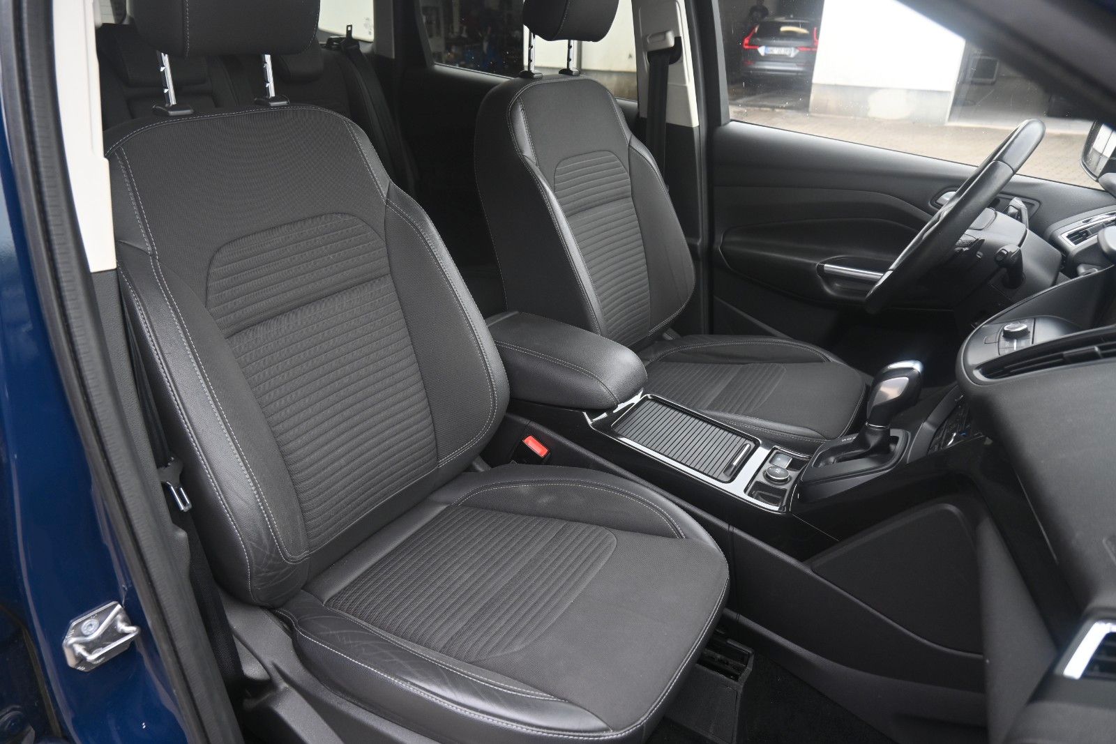 Fahrzeugabbildung Ford Kuga  2.0 TDCi Autom. 4x4 Titanium*FSHZG*RFK*AHK