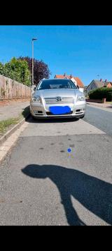 Toyota in gutem, fahrbereitem Zustand zu v... - Toyota Avensis aus 2004 mit Diesel-Antrieb