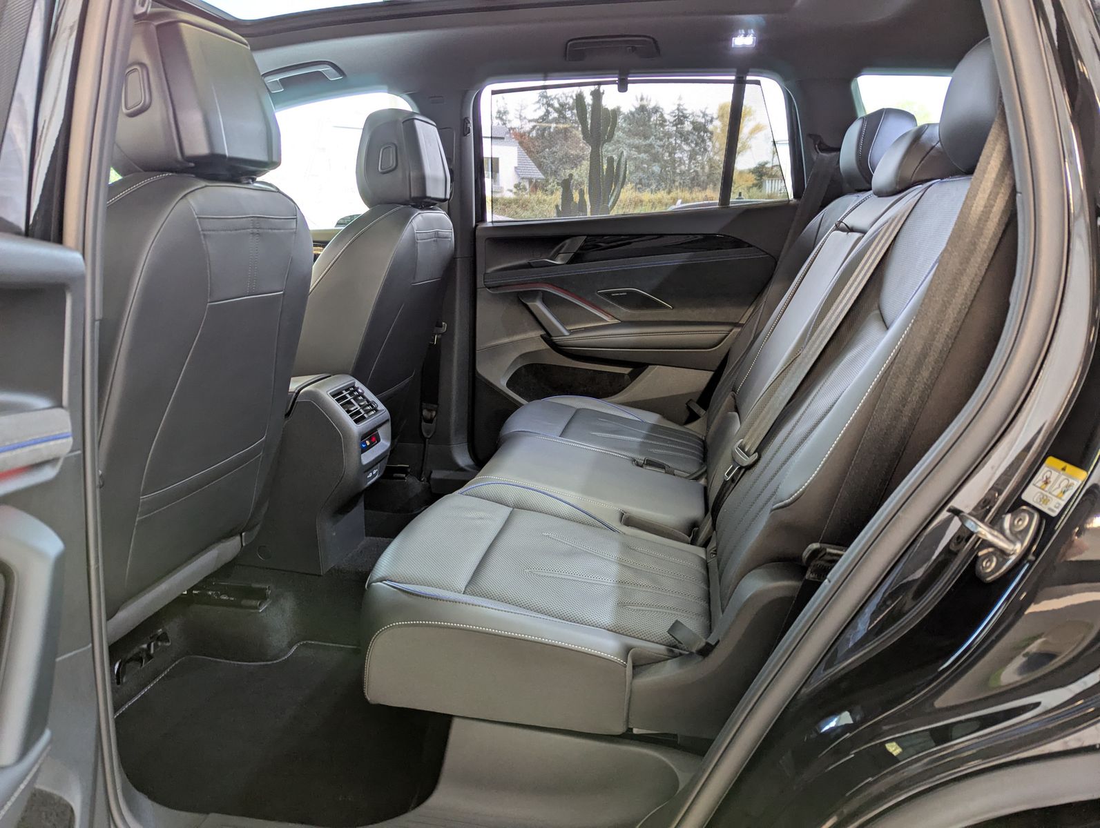 Fahrzeugabbildung Volkswagen Tayron 2.0 R-Line Leder Launch Pano Matrix AHK