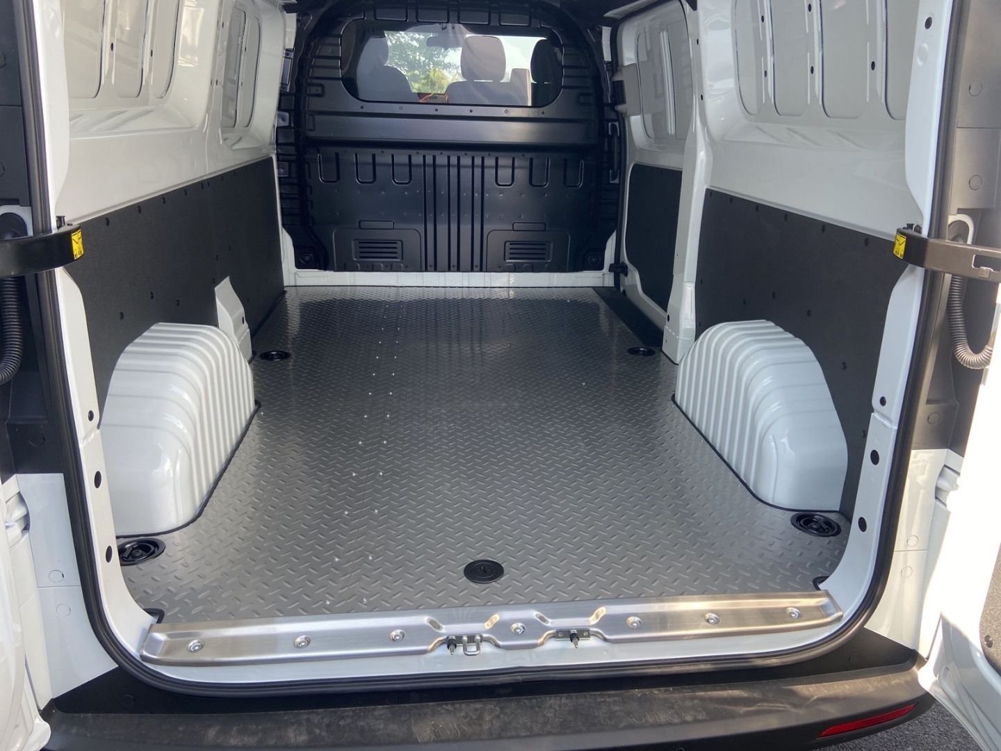 Fahrzeugabbildung Maxus Deliver7 2.0 TDCi KW L2 El. Schiebetüren CarPlay