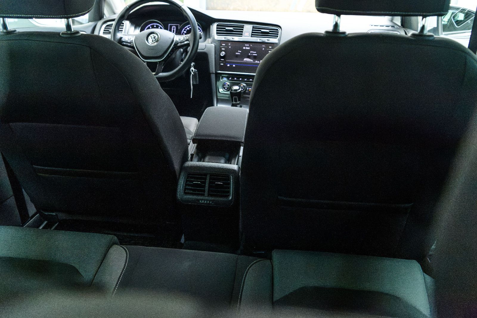 Fahrzeugabbildung Volkswagen Golf VII Variant+R-LINE+AHK+SHZ+NAVI+RFK+GJR
