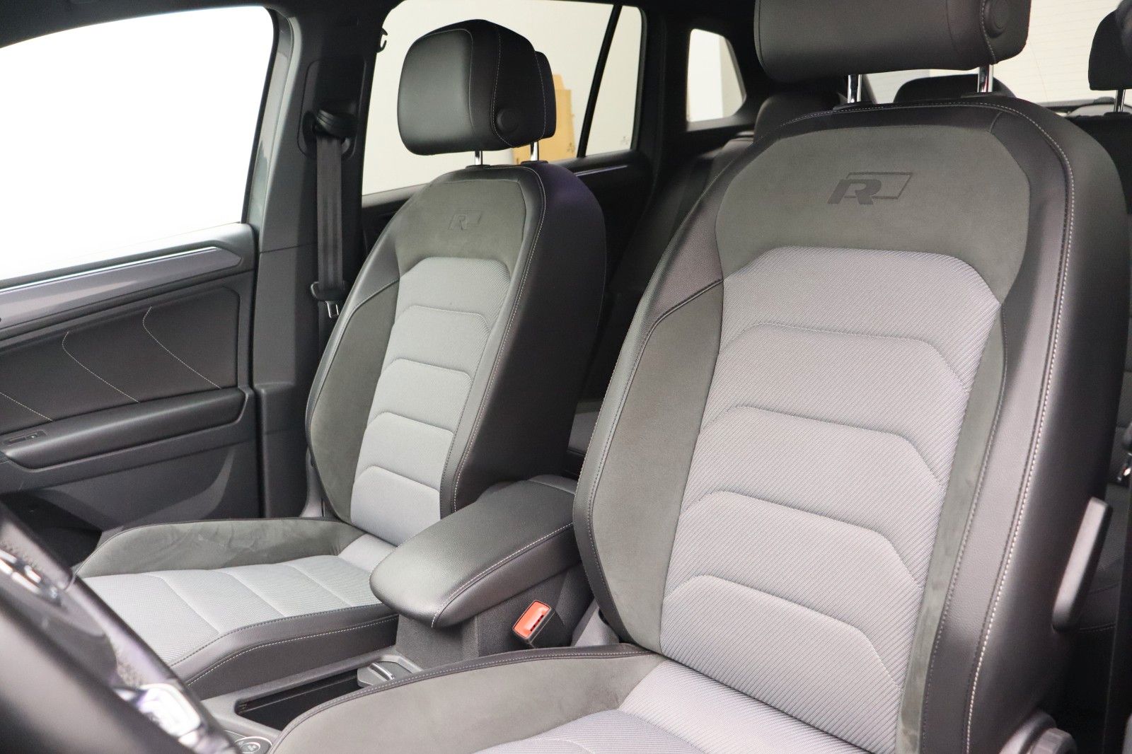 Fahrzeugabbildung Volkswagen Tiguan Highline 4M R-Line Black Style Head-upLED