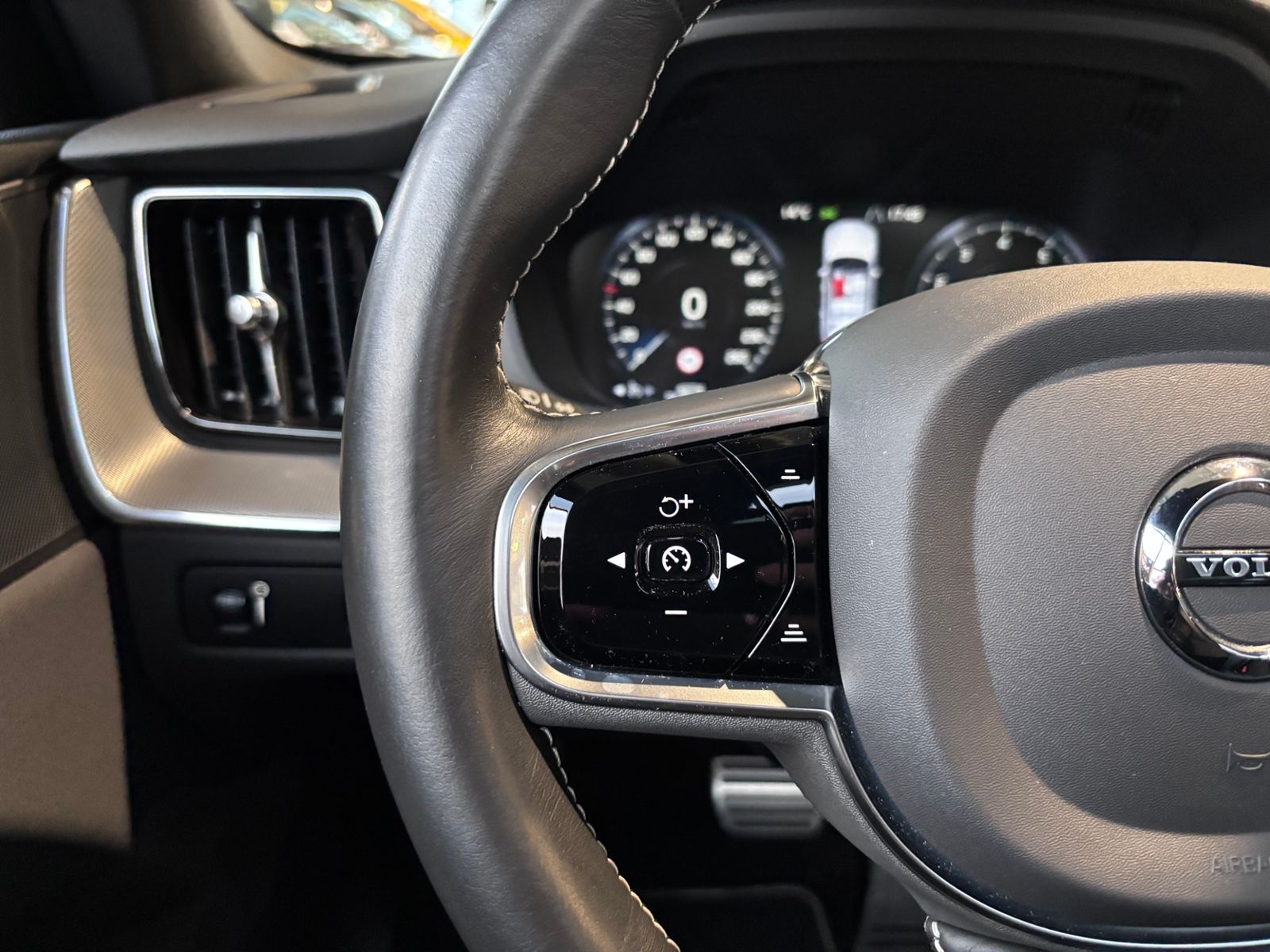 Fahrzeugabbildung Volvo XC60 R Design PANO LED NAVI ALU