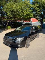 Skoda Škoda Superb Laurent Klement - Skoda Superb aus 2014 mit Benzin-Antrieb: Kombi